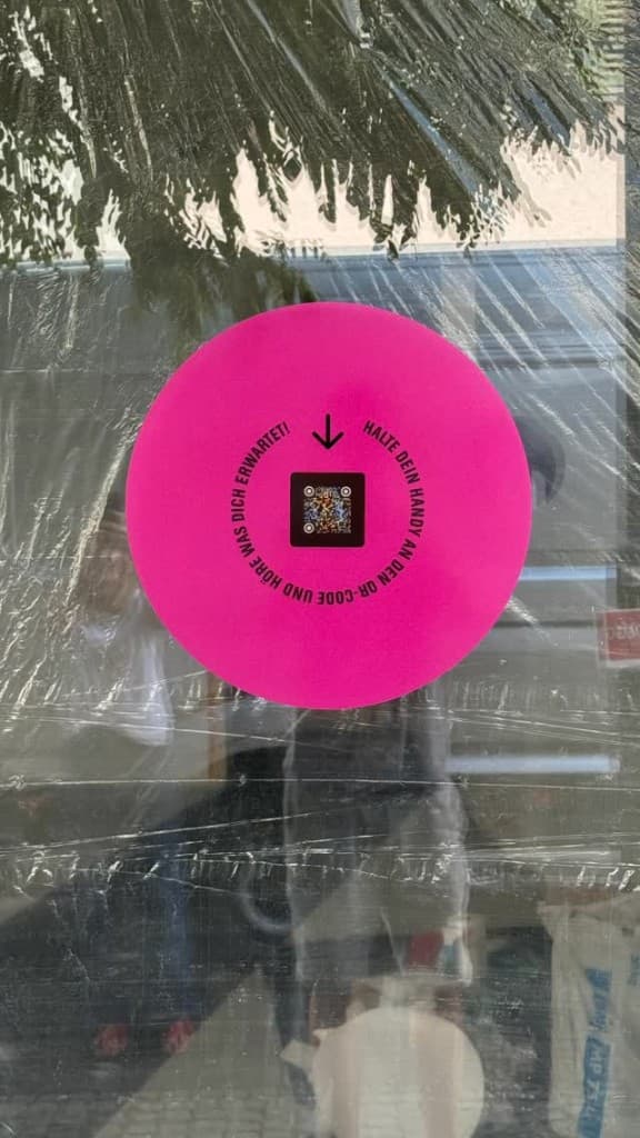 Galerie-Schaufenster mit QR- und NFC-Hinweis