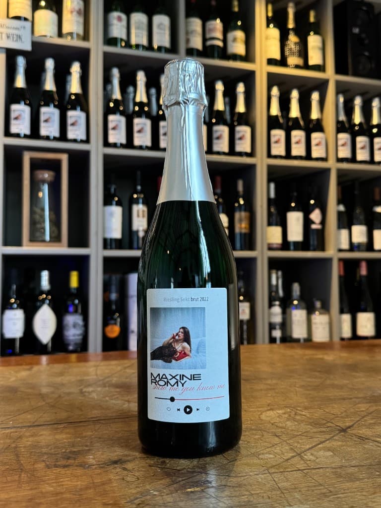 Sektflasche mit NFC-Etikett und exklusivem Audio